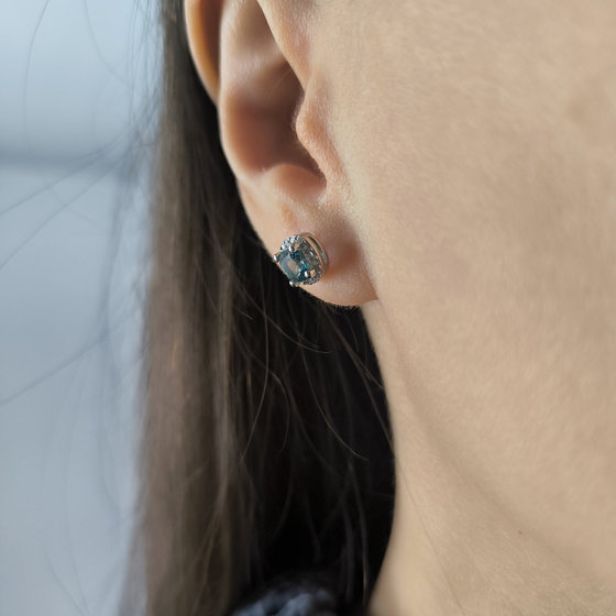 Серебряные серьги с топазом Лондон Блю 1.377ct, фианитами