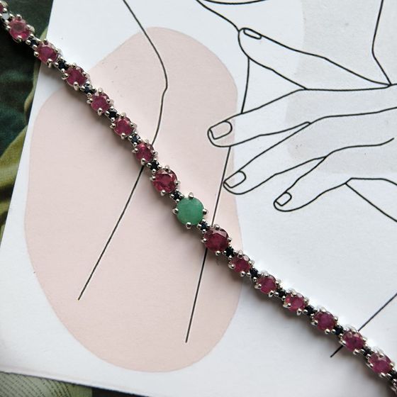 Серебряный браслет с изумрудом, рубином, сапфиром