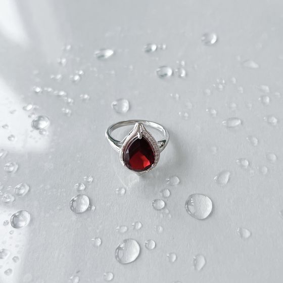 Серебряное кольцо с гранатом 3.131ct