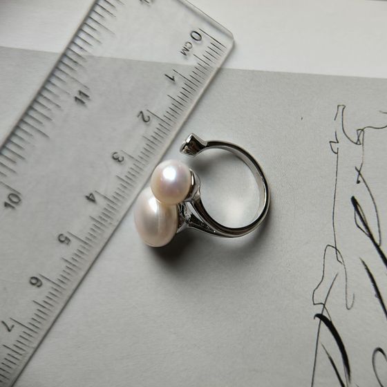 Серебряное кольцо с жемчугом барочным, фианитами