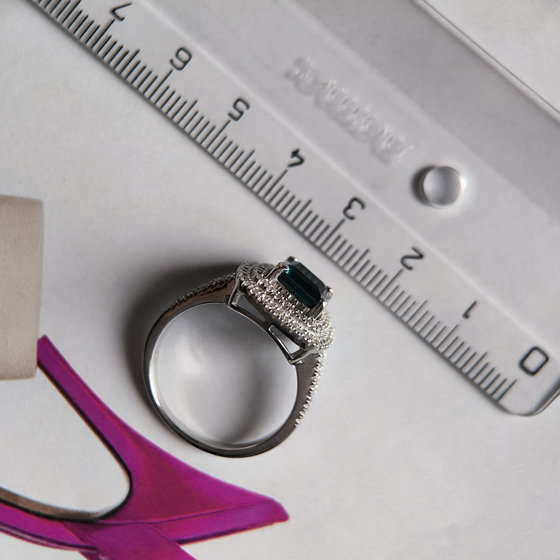 Серебряное кольцо с топазом Лондон Блю 2.513ct, фианитами