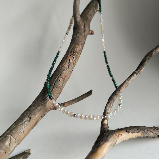 Серебряное колье с жемчугом барочным, зеленим жадеїдом