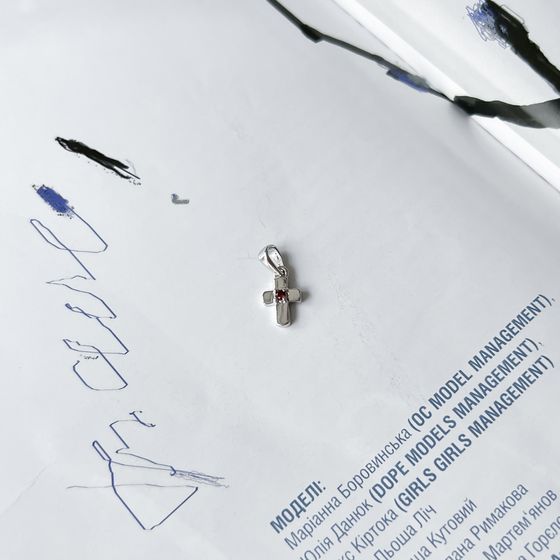 Серебряный крестик с гранатом 0.045ct