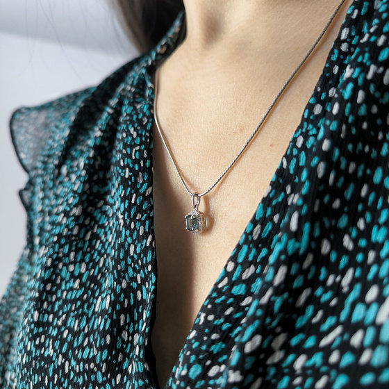 Серебряная подвеска с топазом Лондон Блю 1.062ct, фианитами