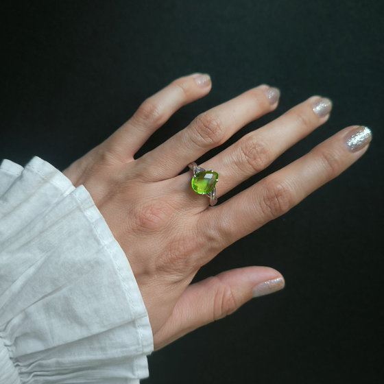 Серебряное кольцо с хризолітом 3.095ct