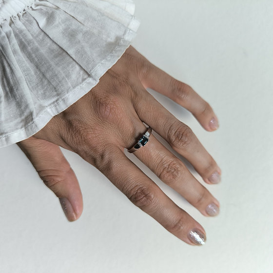 Серебряное кольцо с топазом Лондон Блю 0.369ct, фианитами