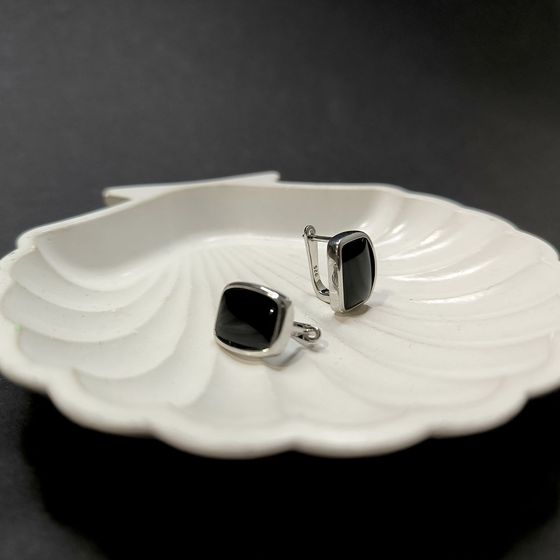 Серебряные серьги с ониксом