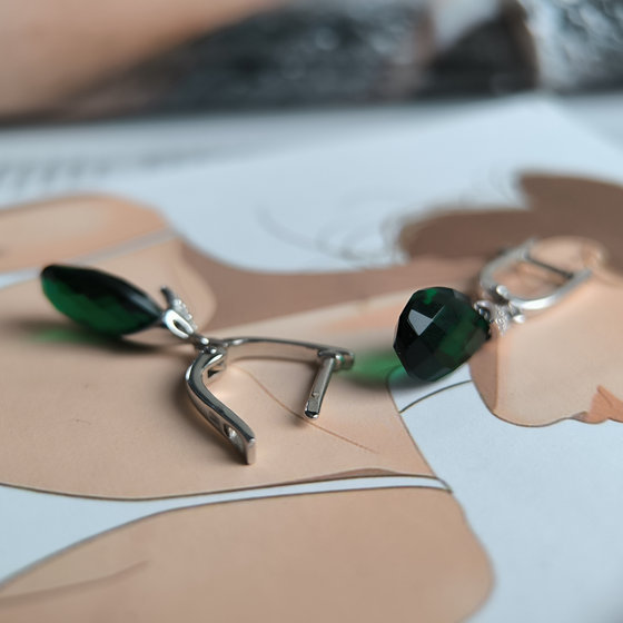 Серебряные серьги с изумрудом nano 8.965ct