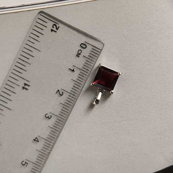 Серебряная подвеска с гранатом 2.15ct