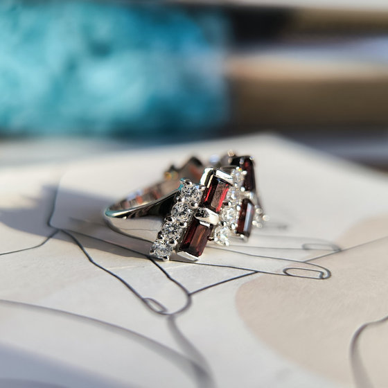 Серебряное кольцо с гранатом 5.692ct