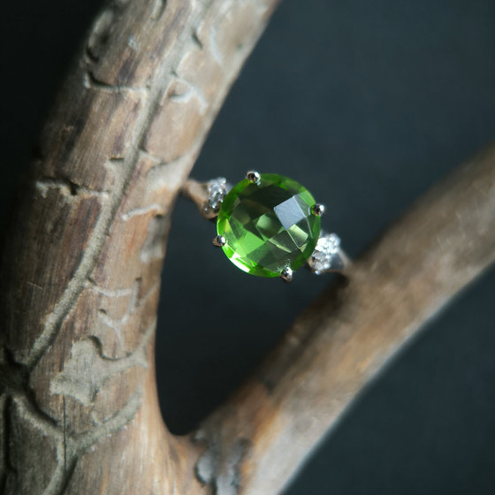 Серебряное кольцо с хризолітом 3.397ct, фианитами