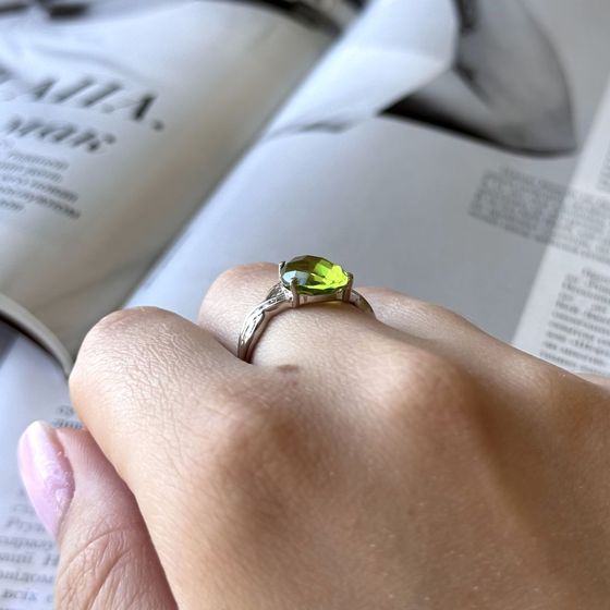 Серебряное кольцо с хризолітом 4.25ct