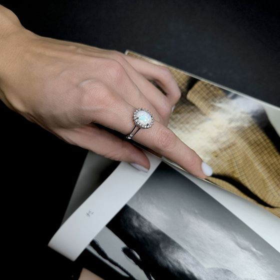 Серебряное кольцо с опалом, фианитами