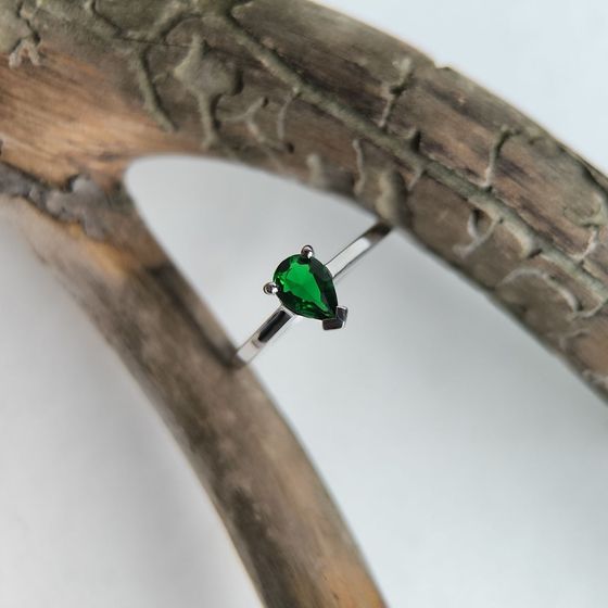 Серебряное кольцо с изумрудом nano