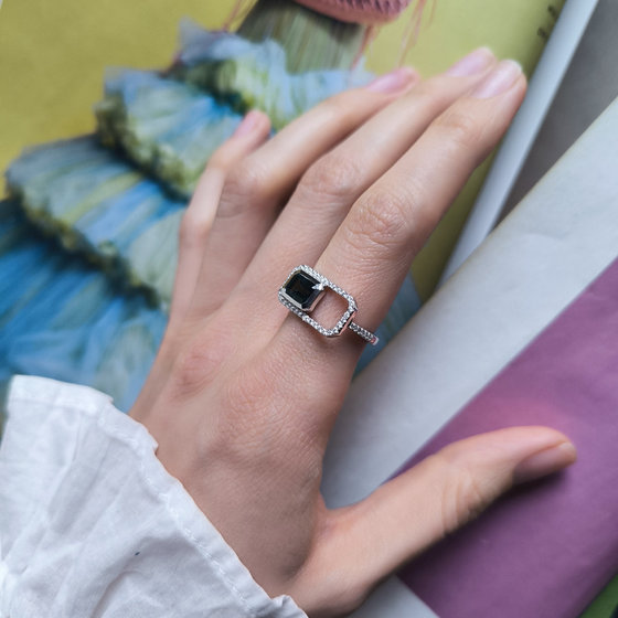 Серебряное кольцо с топазом Лондон Блю 1.313ct, фианитами