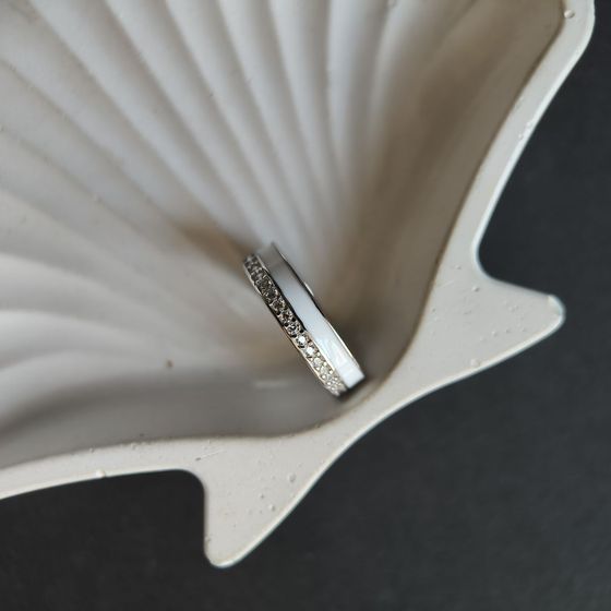 Серебряное кольцо с фианитами, емаллю