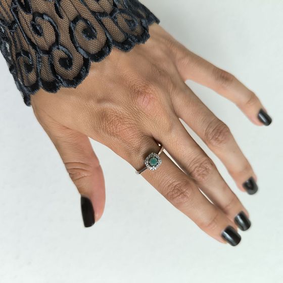 Серебряное кольцо с изумрудом, фианитами