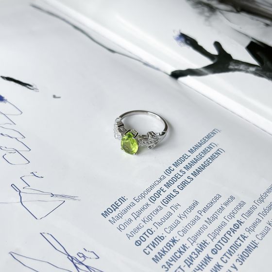 Серебряное кольцо с хризолітом 4.177ct, фианитами