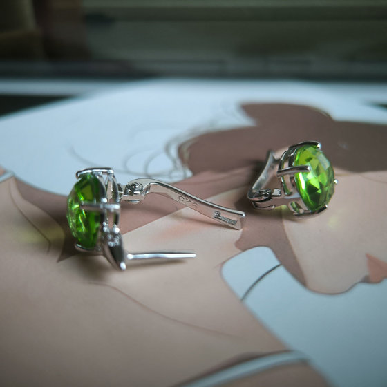 Серебряные серьги с хризолітом 6.685ct, фианитами