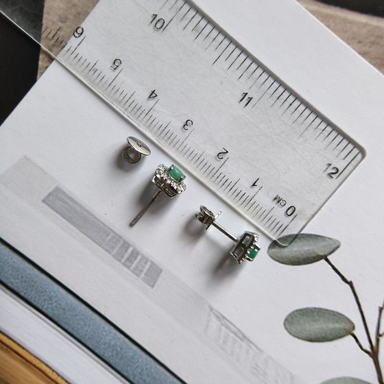 Серебряные серьги с изумрудом, фианитами