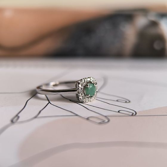 Серебряное кольцо с изумрудом 0.36ct, фианитами