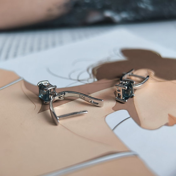 Серебряные серьги с топазом Лондон Блю 1.267ct