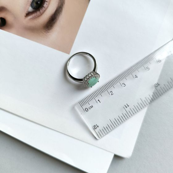 Серебряное кольцо с изумрудом, фианитами