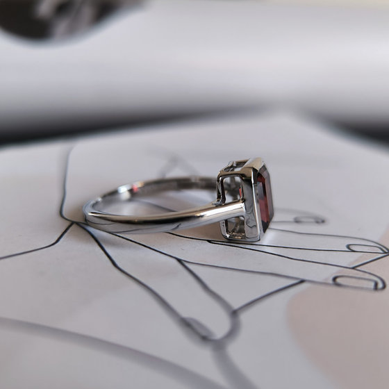 Серебряное кольцо с гранатом 2.05ct