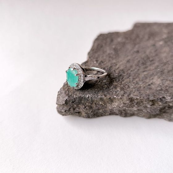 Серебряное кольцо с изумрудом 3.14ct, фианитами