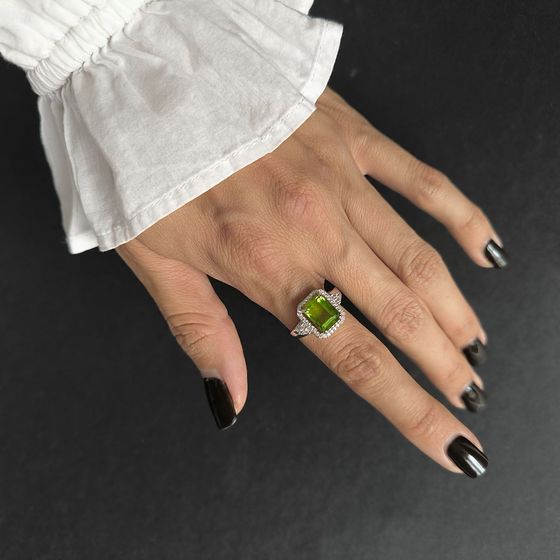 Серебряное кольцо с хризолітом