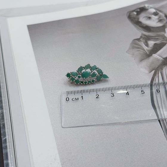 Серебряная брошка с изумрудом 2.837ct