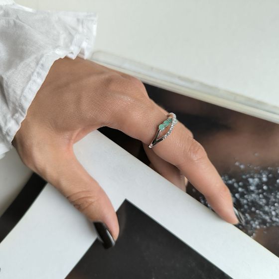 Серебряное кольцо с изумрудом, фианитами