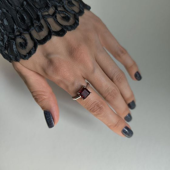 Серебряное кольцо с гранатом 2.142ct