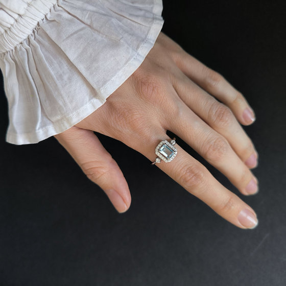 Серебряное кольцо с топазом 1.843ct, фианитами