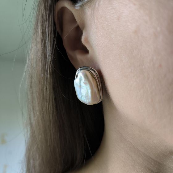 Серебряные серьги с жемчугом барочным, фианитами