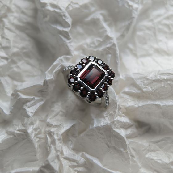 Серебряное кольцо с гранатом 5.492ct