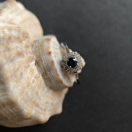 Серебряное кольцо с сапфиром 0.495ct, фианитами