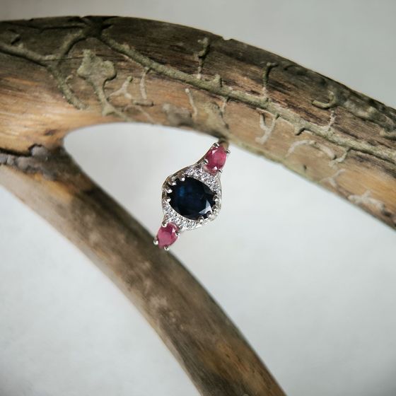 Серебряное кольцо с сапфиром 2.135ct, рубином, фианитами