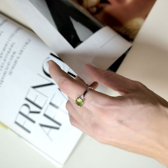 Серебряное кольцо с хризолітом 1.967ct, фианитами