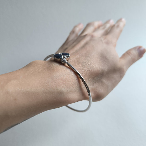 Серебряный браслет с сапфиром 3.171ct, фианитами