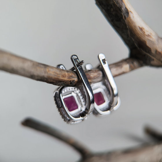 Серебряные серьги с рубином 6.342ct, фианитами