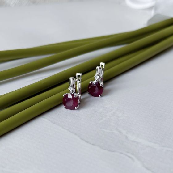 Серебряные серьги с рубином 5.723ct, фианитами