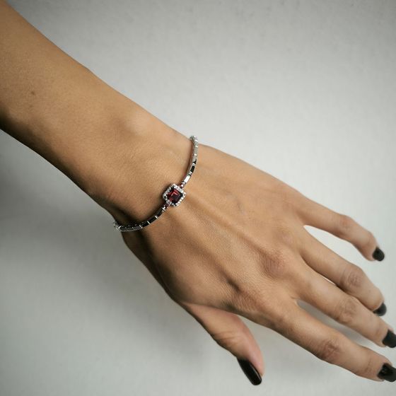 Серебряный браслет с гранатом 1.765ct