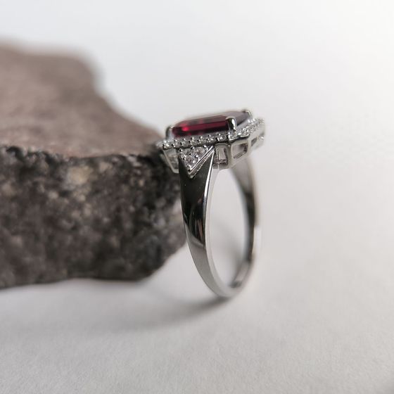 Серебряное кольцо с гранатом nano 2.582ct, фианитами