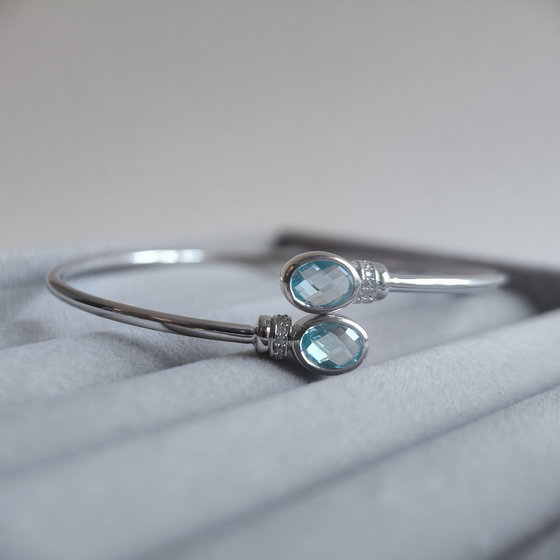 Серебряный браслет с топазом 2.996ct, фианитами