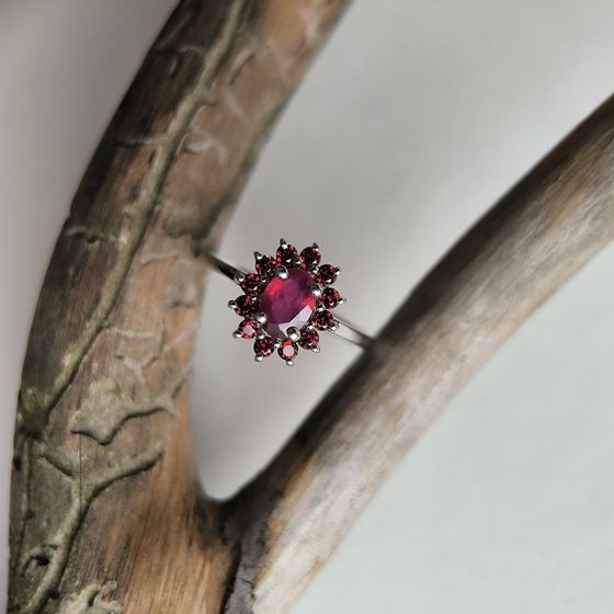 Серебряное кольцо с рубином 1.467ct, гранатом