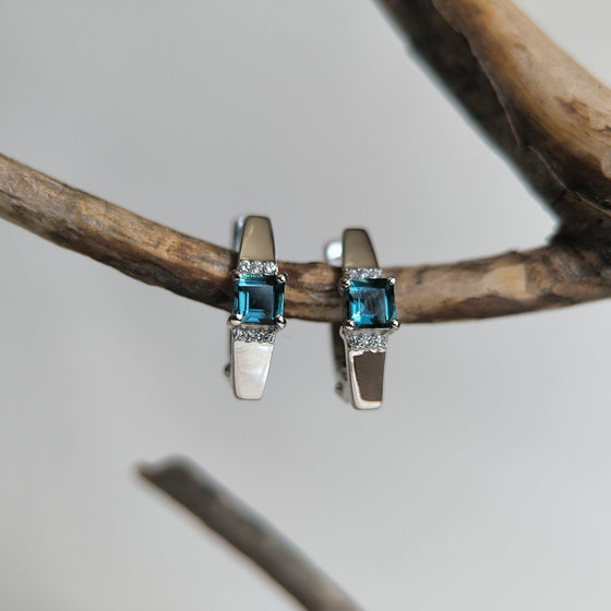 Серебряные серьги с топазом Лондон Блю 0.739ct, фианитами