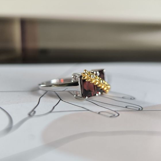 Серебряное кольцо с гранатом 4.135ct