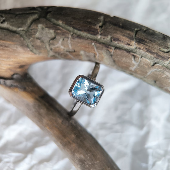 Серебряное кольцо с топазом 1.888ct