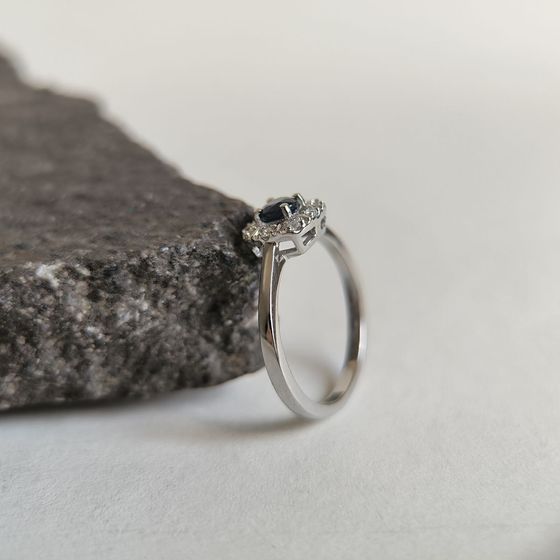 Серебряное кольцо с сапфиром 0.495ct, фианитами